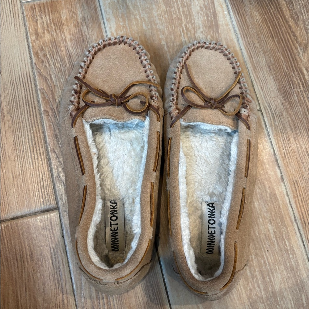 Minnetonka Women's Brown Moccasins with Bow - Picture 2 of 3